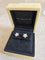 Boucles d'oreilles Van Cleef & Arpels Socrates - Boucles d’oreilles fleur en or blanc et diamants 58 Facettes Jnci04