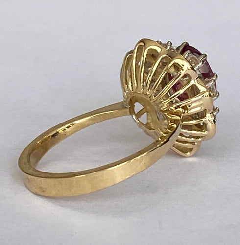 Bague 52 Bague cocktail entourage en or jaune 18 ct avec grenat et diamants 58 Facettes ring