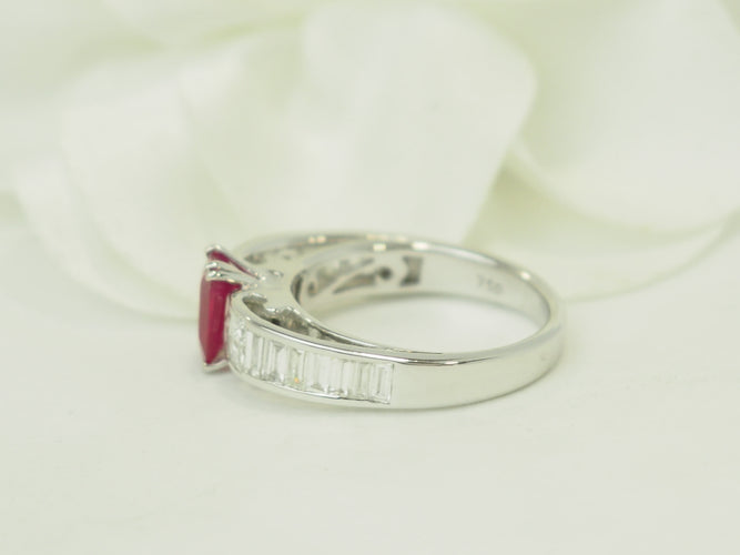 Bague 53 Bague en or blanc 18 carats avec rubis 1,30 ct et diamants 0,74 ct 58 Facettes 33747