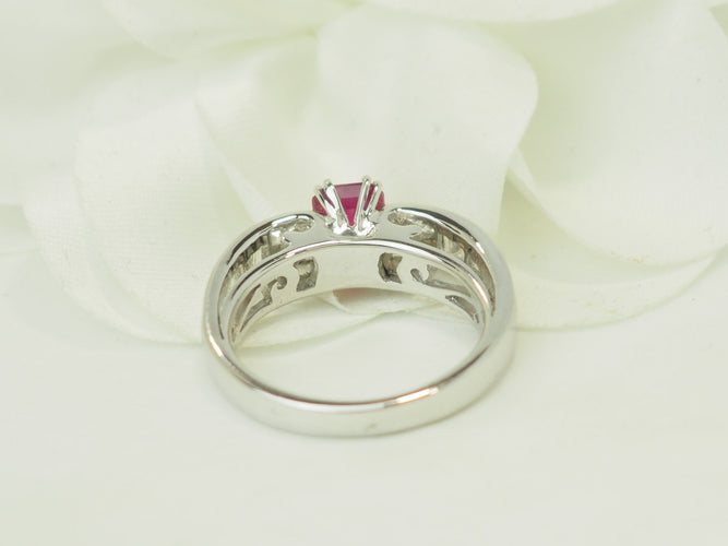 Bague 53 Bague en or blanc 18 carats avec rubis 1,30 ct et diamants 0,74 ct 58 Facettes 33747