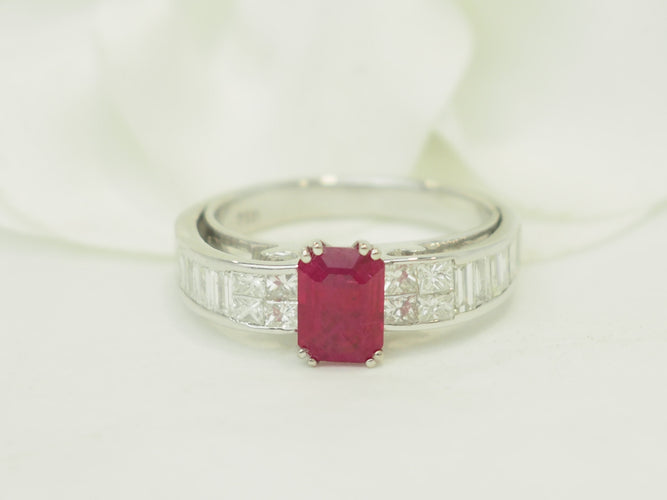 Bague 53 Bague en or blanc 18 carats avec rubis 1,30 ct et diamants 0,74 ct 58 Facettes 33747