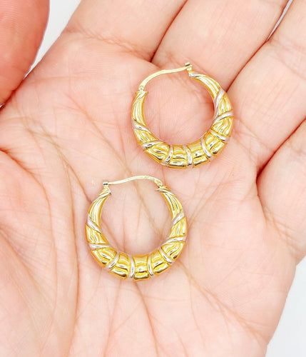 Boucles d'oreilles Créoles vintage en or blanc et jaune 18k 58 Facettes A06930