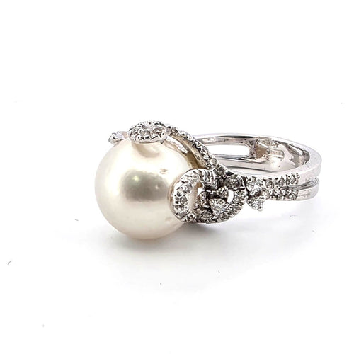 Bague 52 Bague en or blanc 18 ct avec perle naturelle et diamants 58 Facettes 382 C OC