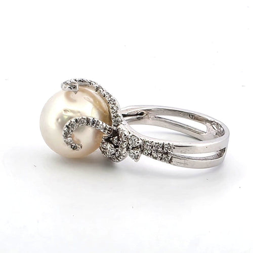 Bague 52 Bague en or blanc 18 ct avec perle naturelle et diamants 58 Facettes 382 C OC