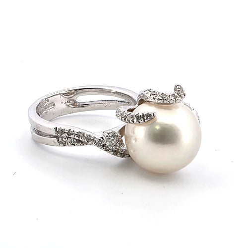 Bague 52 Bague en or blanc 18 ct avec perle naturelle et diamants 58 Facettes 382 C OC