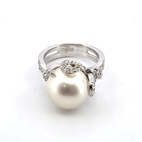 Bague 52 Bague en or blanc 18 ct avec perle naturelle et diamants 58 Facettes 382 C OC