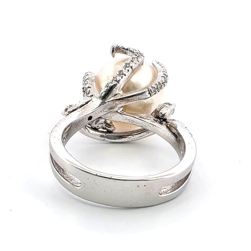 Bague 52 Bague en or blanc 18 ct avec perle naturelle et diamants 58 Facettes 382 C OC