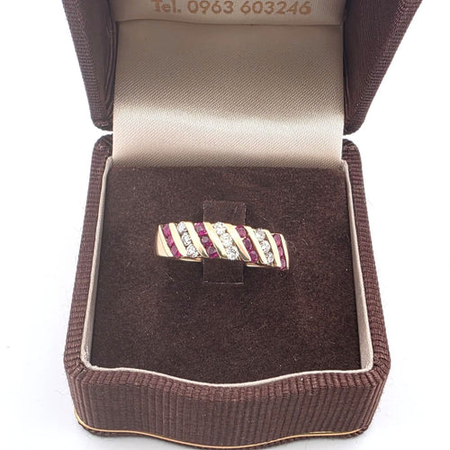 Bague 60 Bague en or jaune 18 ct avec rubis et diamants 58 Facettes 223/263 H SHD