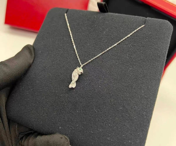 Collier Cartier Panthère - Collier en or blanc 18K, diamants et émeraudes 58 Facettes Jnci10