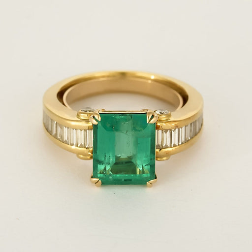 Bague 52 Bague en or jaune, émeraude rectangulaire 3.75 carat environ et diamants baguette 58 Facettes 260293