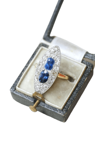 Bague 51 Bague marquise en or jaune 18 kt et platine, saphirs de Ceylan et diamants 58 Facettes