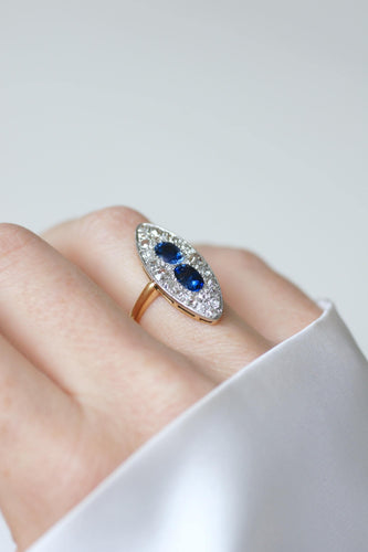 Bague 51 Bague marquise en or jaune 18 kt et platine, saphirs de Ceylan et diamants 58 Facettes