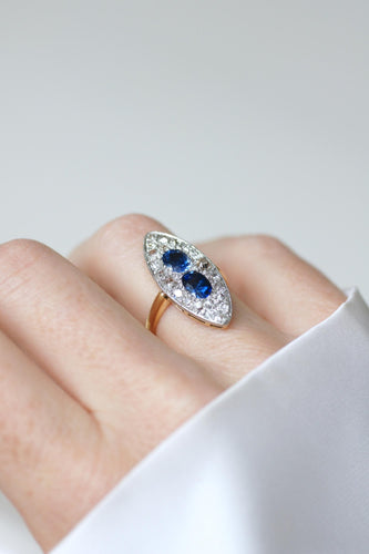 Bague 51 Bague marquise en or jaune 18 kt et platine, saphirs de Ceylan et diamants 58 Facettes