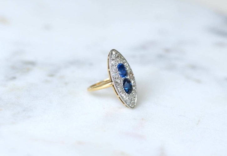 Bague 51 Bague marquise en or jaune 18 kt et platine, saphirs de Ceylan et diamants 58 Facettes