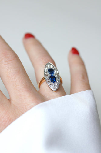 Bague 51 Bague marquise en or jaune 18 kt et platine, saphirs de Ceylan et diamants 58 Facettes