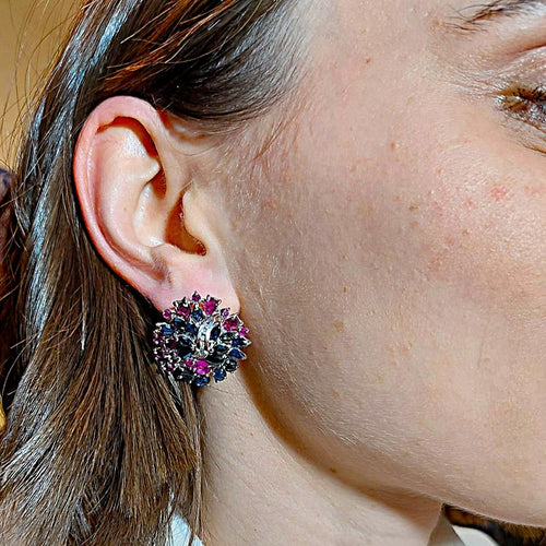 Boucles d'oreilles Boucles d'oreilles fleur en or blanc 18 kt avec diamants, rubis et saphirs 58 Facettes G3936