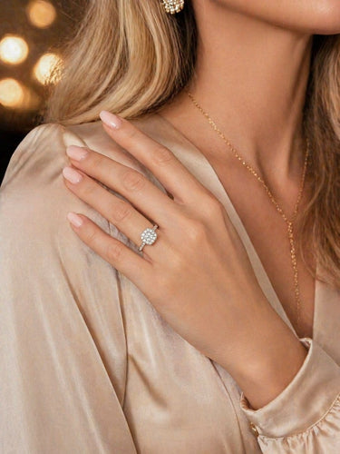 Bague 50 Bague cluster pavée en or blanc 18 carats et diamants 58 Facettes 50461