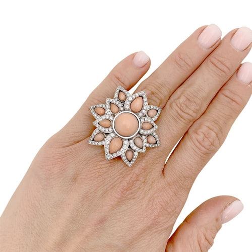 Bague 52 Bague fleur, or blanc, diamants et corail peau d'ange. 58 Facettes 35535
