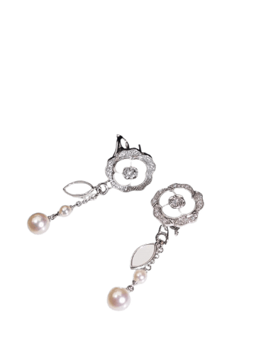 Boucles d'oreilles Chanel De Camélia - Boucles d’oreilles en or blanc 18k, diamants 58 Facettes Jnci13