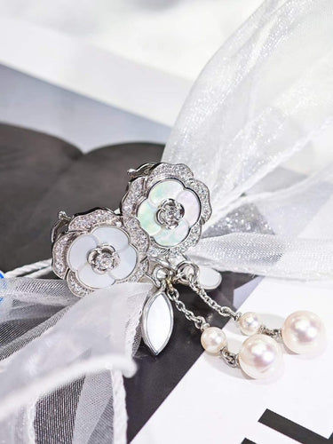 Boucles d'oreilles Chanel De Camélia - Boucles d’oreilles en or blanc 18k, diamants 58 Facettes Jnci13