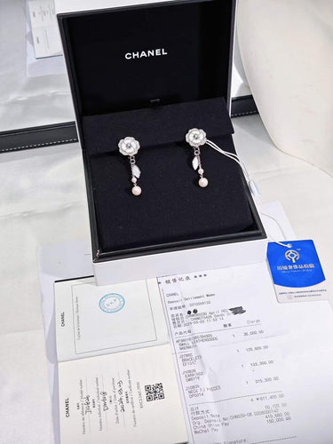 Boucles d'oreilles Chanel De Camélia - Boucles d’oreilles en or blanc 18k, diamants 58 Facettes Jnci13