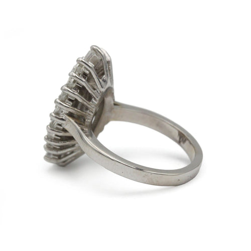 Bague 50 Bague contemporaine en or blanc 750 avec diamants marquise et baguette 58 Facettes 1367