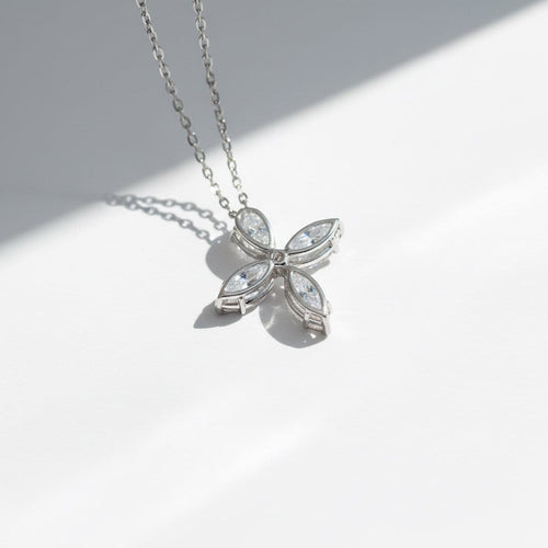Collier Collier trèfle en or blanc 18 carats et diamants 58 Facettes 1.0001389/1
