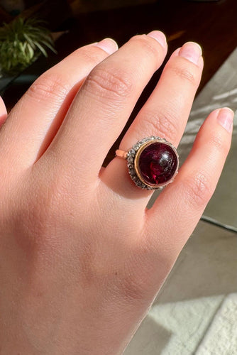 Bague 51 Bague en or jaune 750 avec diamants taille ancienne et grenat cabochon 58 Facettes 1366