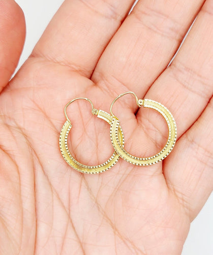 Boucles d'oreilles Créoles Art déco finement ciselées en or jaune 18k 58 Facettes A07076