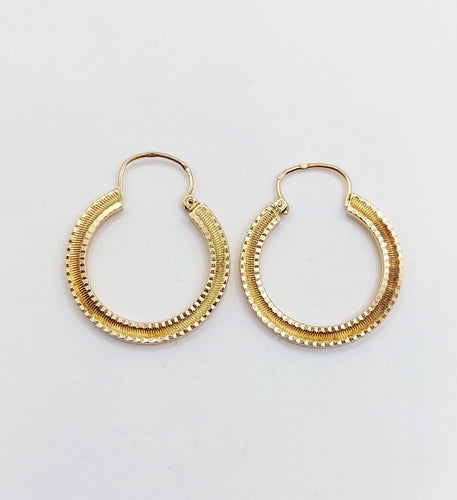 Boucles d'oreilles Créoles Art déco finement ciselées en or jaune 18k 58 Facettes A07076