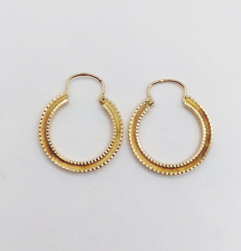 Boucles d'oreilles Créoles Art déco finement ciselées en or jaune 18k 58 Facettes A07076