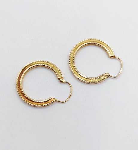 Boucles d'oreilles Créoles Art déco finement ciselées en or jaune 18k 58 Facettes A07076