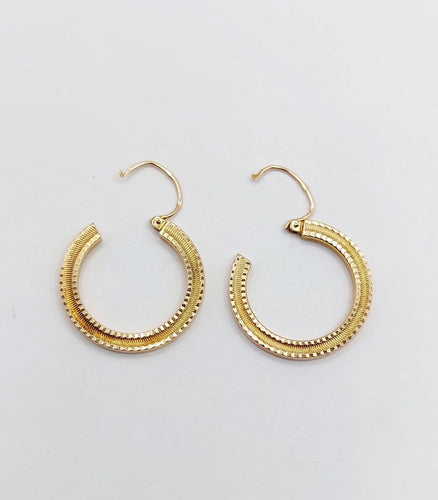 Boucles d'oreilles Créoles Art déco finement ciselées en or jaune 18k 58 Facettes A07076