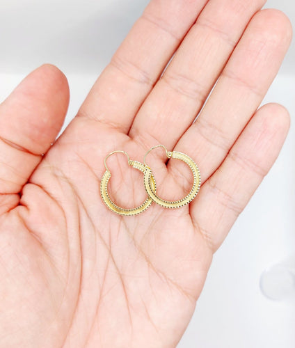 Boucles d'oreilles Créoles Art déco finement ciselées en or jaune 18k 58 Facettes A07076