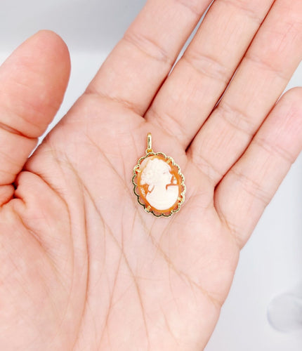 Pendentif Pendentif camée sur coquillage en or jaune 18k 58 Facettes A07079