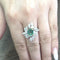 Bague 52 Bague en or blanc avec émeraude centrale et diamants 58 Facettes 265/26 A