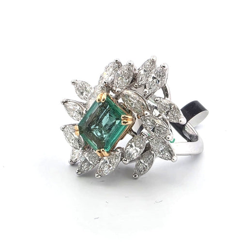 Bague 52 Bague en or blanc avec émeraude centrale et diamants 58 Facettes 265/26 A