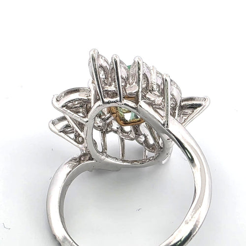 Bague 52 Bague en or blanc avec émeraude centrale et diamants 58 Facettes 265/26 A