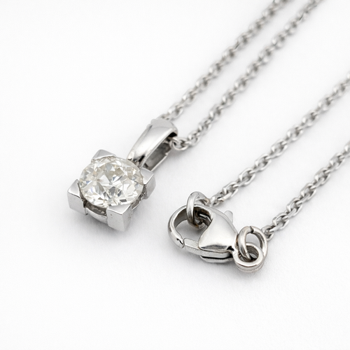Pendentif Pendentif solitaire en or blanc 18 carats et diamant 0,90 ct 58 Facettes 36256