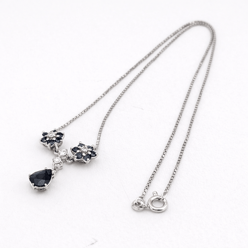Collier Collier pendentif marguerite en or blanc 18 carats, saphirs et diamants 58 Facettes 36249