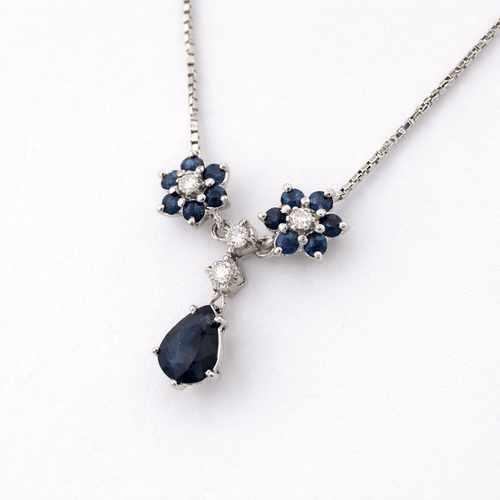 Collier Collier pendentif marguerite en or blanc 18 carats, saphirs et diamants 58 Facettes 36249