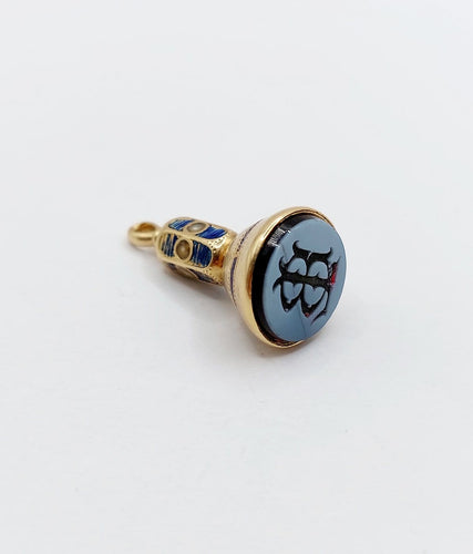 Pendentif Pendentif sceau antique en or 18 k avec agate gravée, émail bleu et perles 58 Facettes A07099