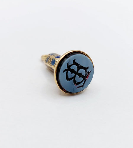 Pendentif Pendentif sceau antique en or 18 k avec agate gravée, émail bleu et perles 58 Facettes A07099