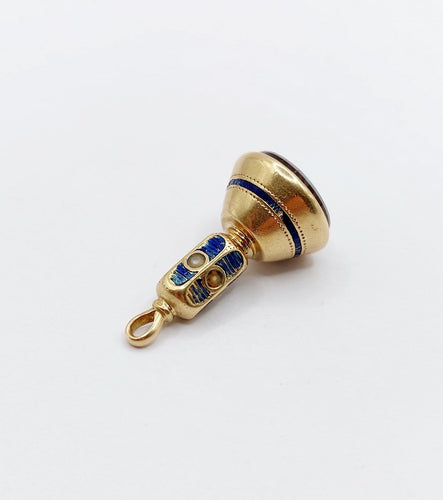 Pendentif Pendentif sceau antique en or 18 k avec agate gravée, émail bleu et perles 58 Facettes A07099