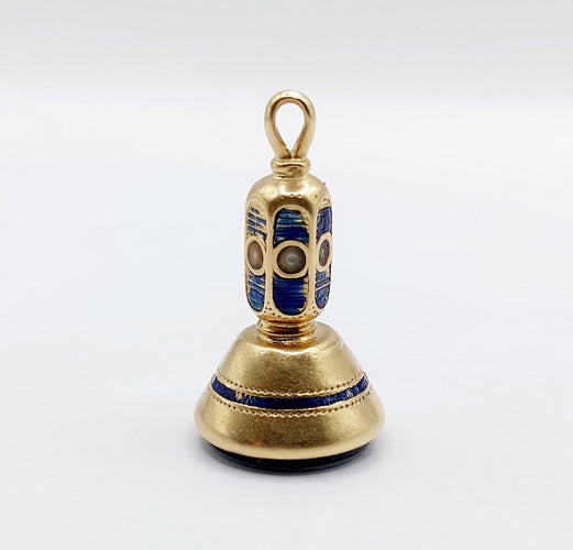 Pendentif Pendentif sceau antique en or 18 k avec agate gravée, émail bleu et perles 58 Facettes A07099