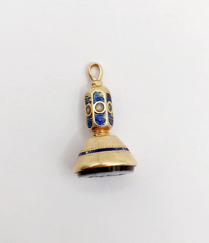 Pendentif Pendentif sceau antique en or 18 k avec agate gravée, émail bleu et perles 58 Facettes A07099