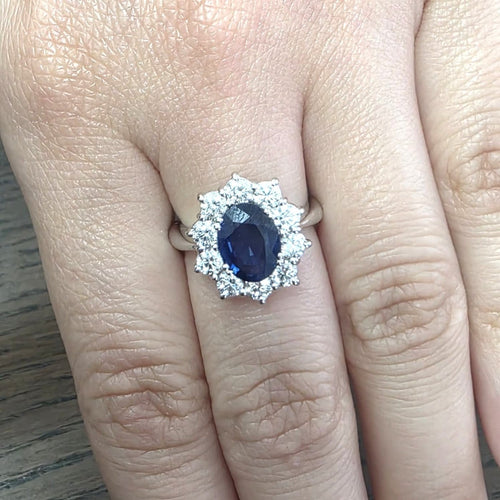 Bague 50 Bague en or blanc 18 ct avec saphir ovale et diamants 58 Facettes 319/26 D