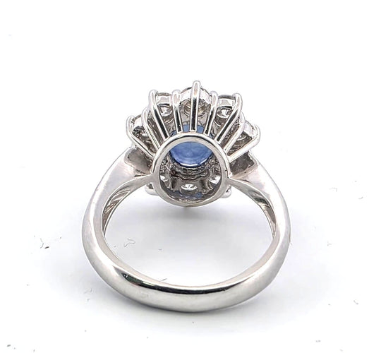 Bague 50 Bague en or blanc 18 ct avec saphir ovale et diamants 58 Facettes 319/26 D