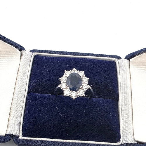 Bague 50 Bague en or blanc 18 ct avec saphir ovale et diamants 58 Facettes 319/26 D
