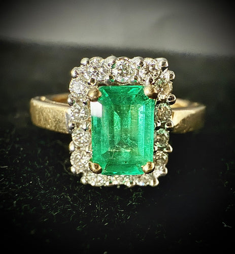Bague 48 Bague vintage - Émeraude et diamants en or jaune 18 carats 58 Facettes Bague 004